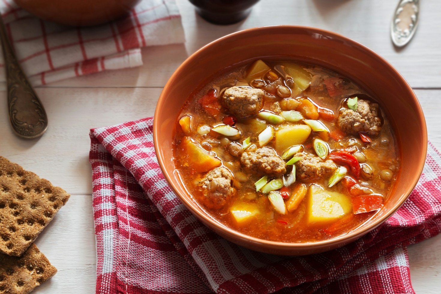 Perché la cucina sostenibile fa bene al portafoglio e all’ambiente